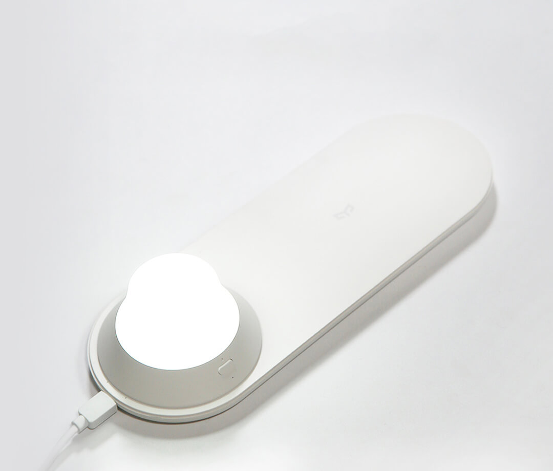 Lampka nocna z funkcją ładowania telefonu