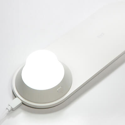 nocna lampka z funkcją ładowania bezprzewodowego